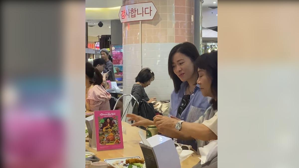 佘詩曼被捕捉光顧美食街！攜母同遊曼谷　網讚：親民、狀態絕佳