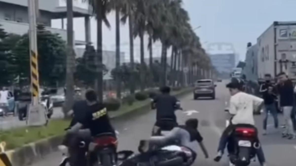 桃園一群男子封街競速飆車。(圖/翻攝自 黑色豪門企業)
