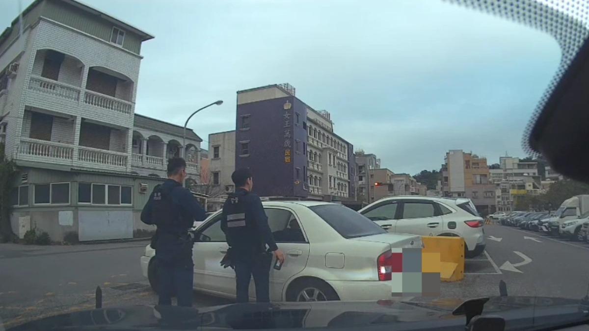 花蓮男開註銷車 扶手驚見大量喪屍煙油
