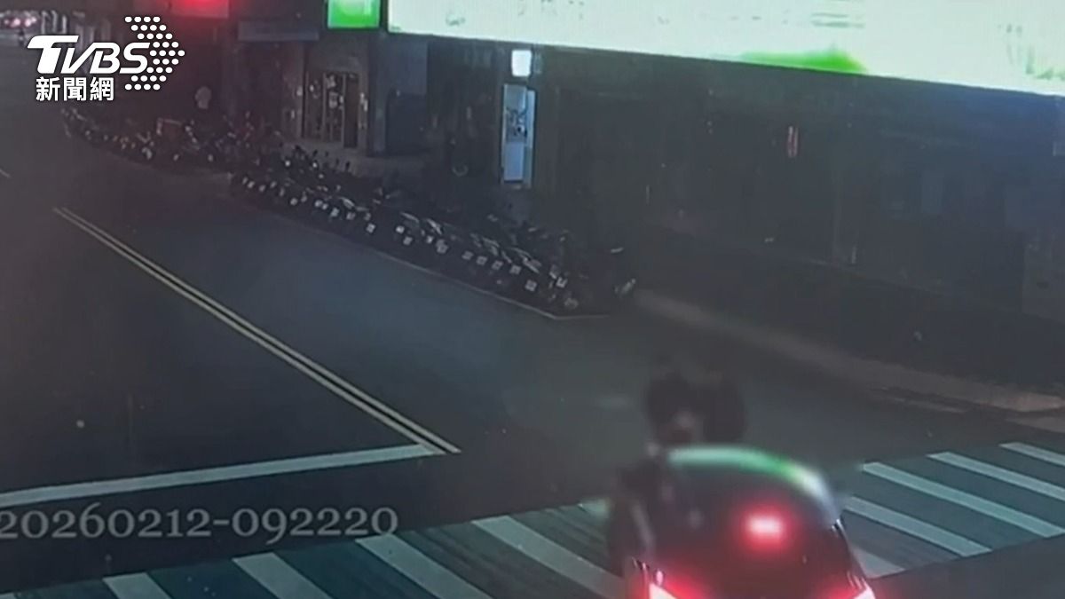 驚悚片／新北轎車左轉猛撞　2行人噴倒地「手脫臼、骨盆挫傷」