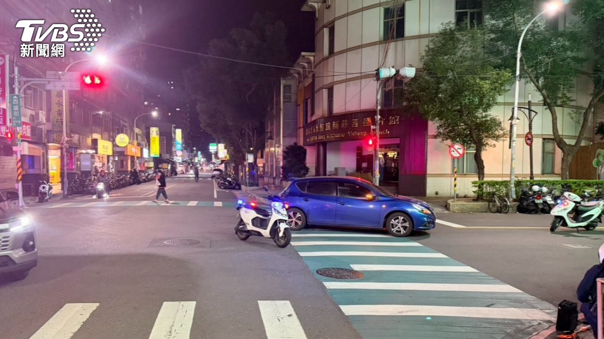 小轎車駕駛未停讓,當場撞飛2名行人。(圖/TVBS)
