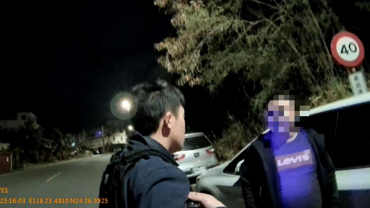 街頭深夜「飄移」露餡　金門無照男毒駕吸K菸當場栽