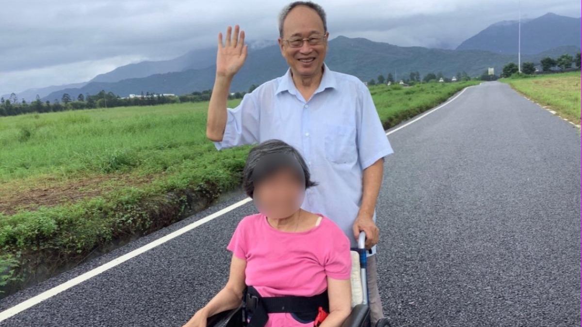何爺爺與妻子感情甚篤。（圖／何爺爺-跳跳屋-兒童育樂網 臉書）