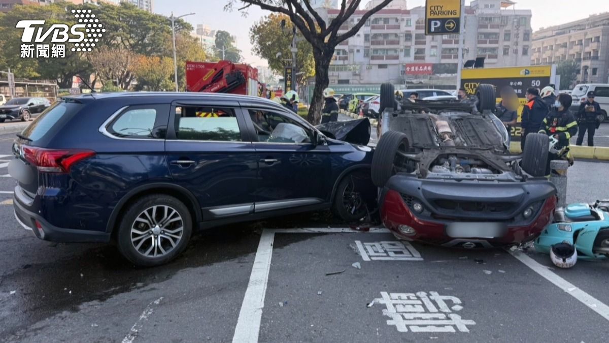 一輛紅色自小客車,轉彎未禮讓直行車輛遭鏟翻,還波及到一旁的機車騎士。(圖/TVBS)