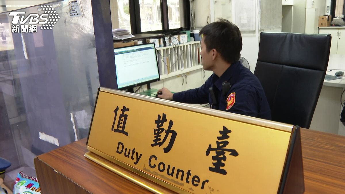 員警工作複雜,工時長,時薪卻是比超商店員還低。(圖/TVBS)