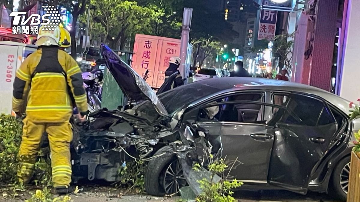 楊姓男子駕駛自小客車,自撞燈桿車頭全毀,救護人員到場後,緊急送醫治療。(圖/TVBS)