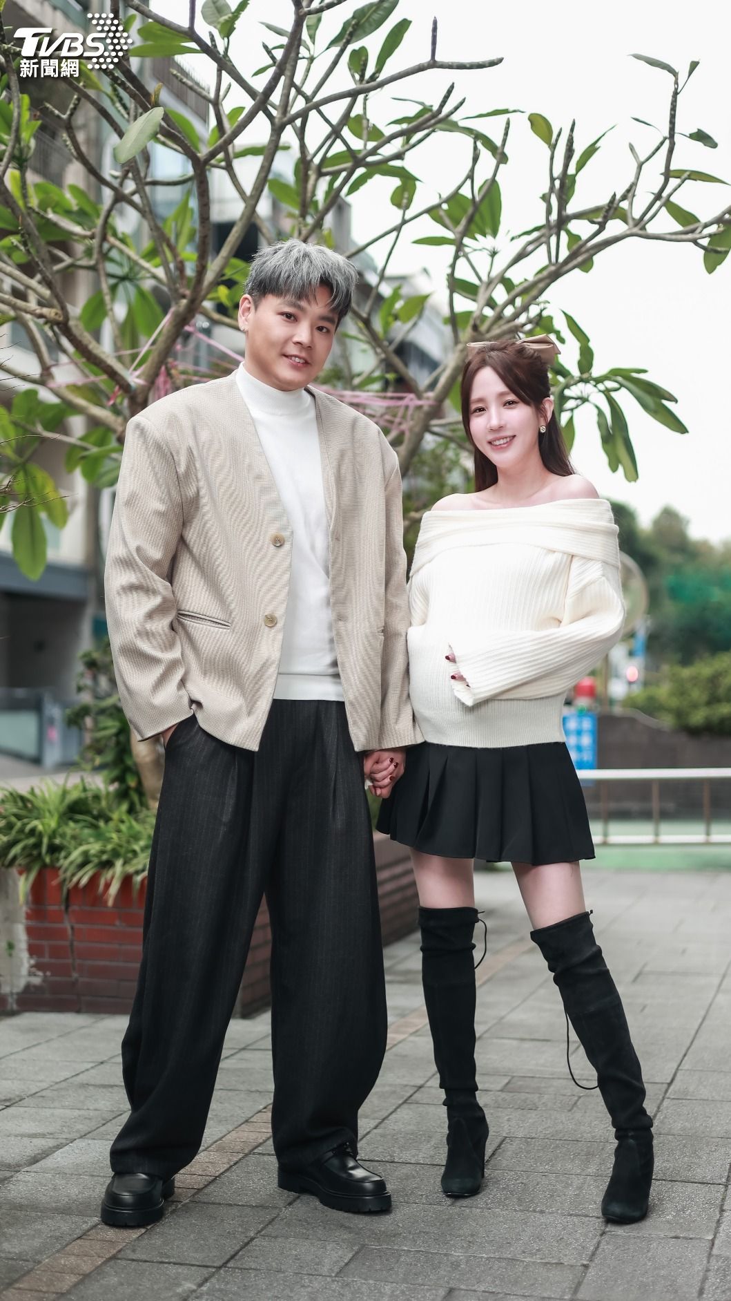 愛雅和老公「萬先生」接受《TVBS新聞網》專訪。(圖/趙世平攝)