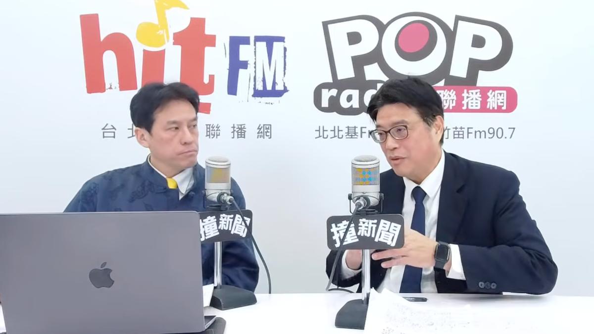 陸委會主委邱垂正（右）指出，李貞秀的參選資格恐怕有問題。（圖／翻攝POP Radio聯播網YouTube）