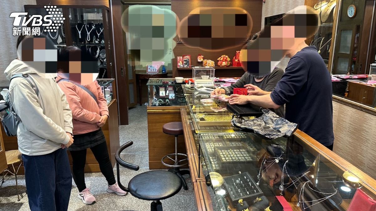 婦遭詐買439萬金條交詐團,銀樓報警設局,成功逮捕車手和監控手。(圖/TVBS)