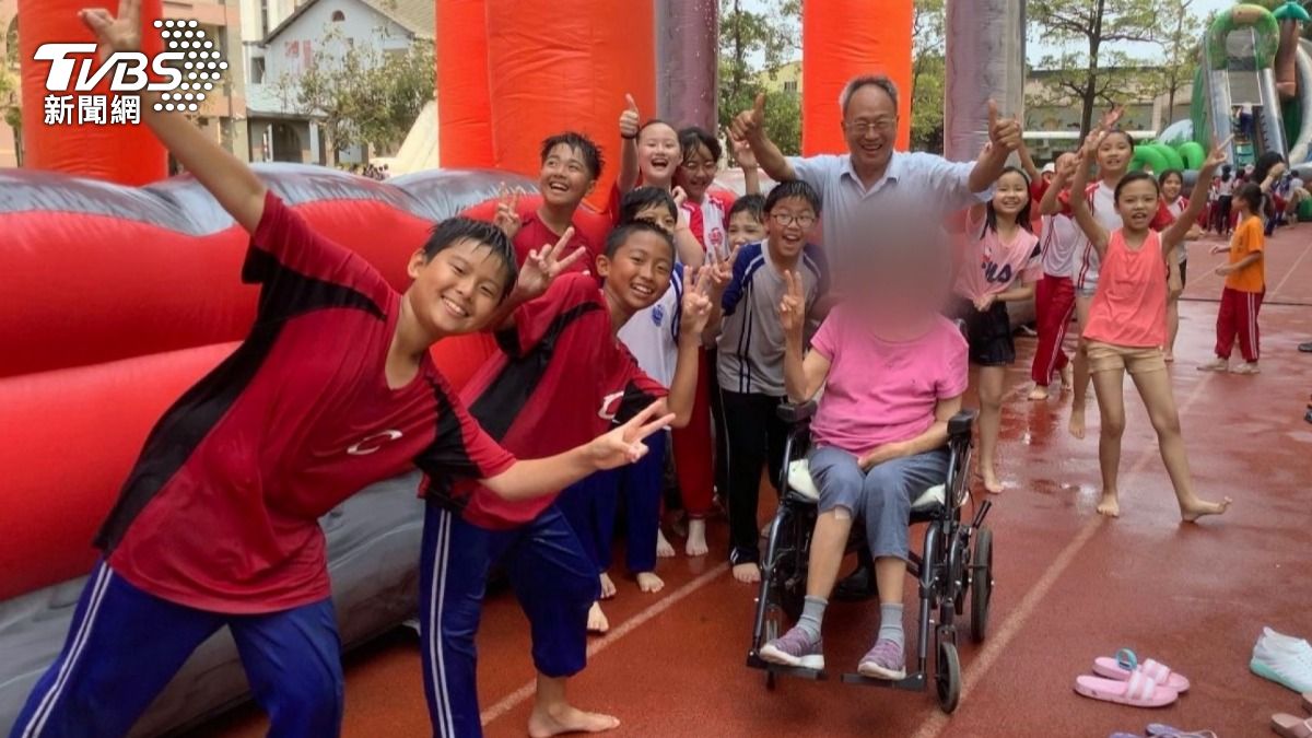 「霍爾的移動城堡」,從小朋友到大人都不陌生,創辦人何爺爺與何奶奶多年來共同經營這項公益活動,足跡遍布各地國小。(圖/TVBS)