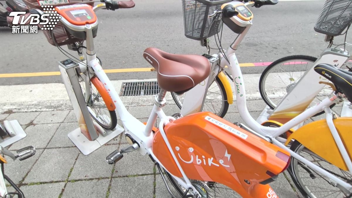 台中YouBike遭裝排氣管噴火!屁孩笑Po網下場。(圖/TVBS)
