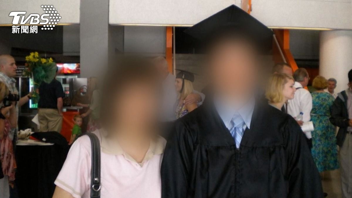 何爺爺指控,2021年時,罹患癌症且身體虛弱的何奶奶被帶走,而帶走她的竟是自己的親生兒子。(圖/TVBS)