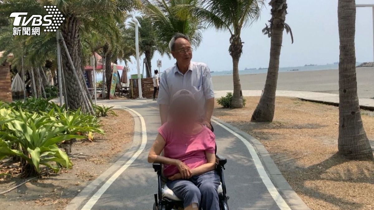 何爺爺說明,何奶奶長期病痛纏身,多數時間神智不清,他心急如焚卻沒有辦法見到妻子。(圖/TVBS)