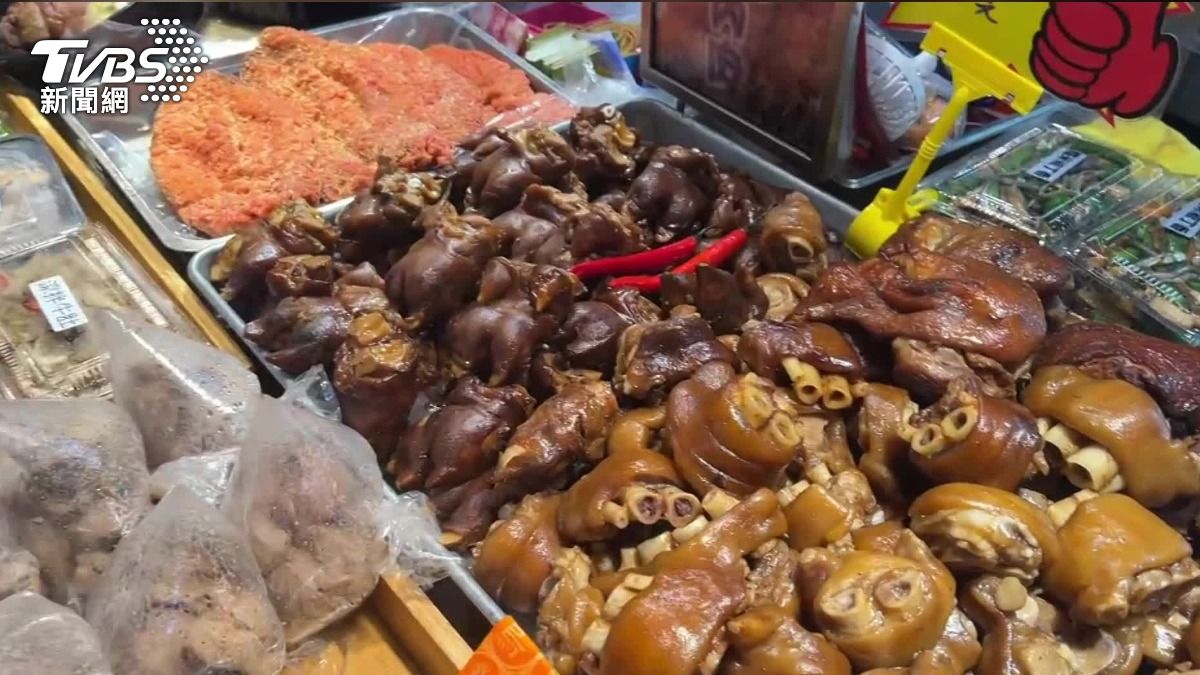 北投中繼市場攤商透露,主角蹄膀、雞肉都是近期的熱賣品。(圖/TVBS)