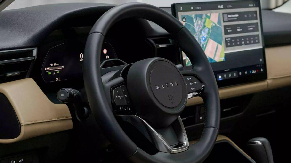 全新世代CX-5方向盤改為採用「斜向縫線」設計,材質相同,但製造成本較低。(圖/翻攝自Mazda官網)