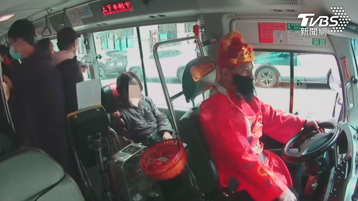 不影響行車安全前提，駕駛長許沅宬扮財神。（圖／TVBS）