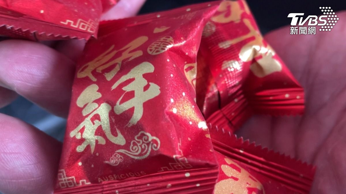 自掏腰包送乘客的糖果外包裝還有祝福。（圖／TVBS）