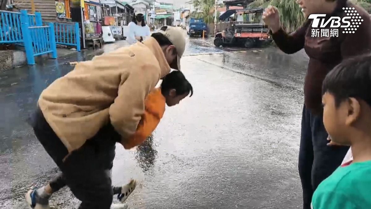 經營民宿的戴老闆,也是因為自己的小孩,過去吃排骨噎到,正好其他人會哈姆立克法,火速救援,讓他事後去學習救援技巧,正好這次派上用場(圖/TVBS)