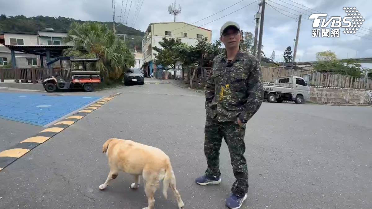 穿著整身軍服的這位民宿老闆,就是救了誤吞彈珠的小女童,海軍陸戰隊退役的他,使命感十足,還領養了退役搜救犬「貝斯」(圖/TVBS)