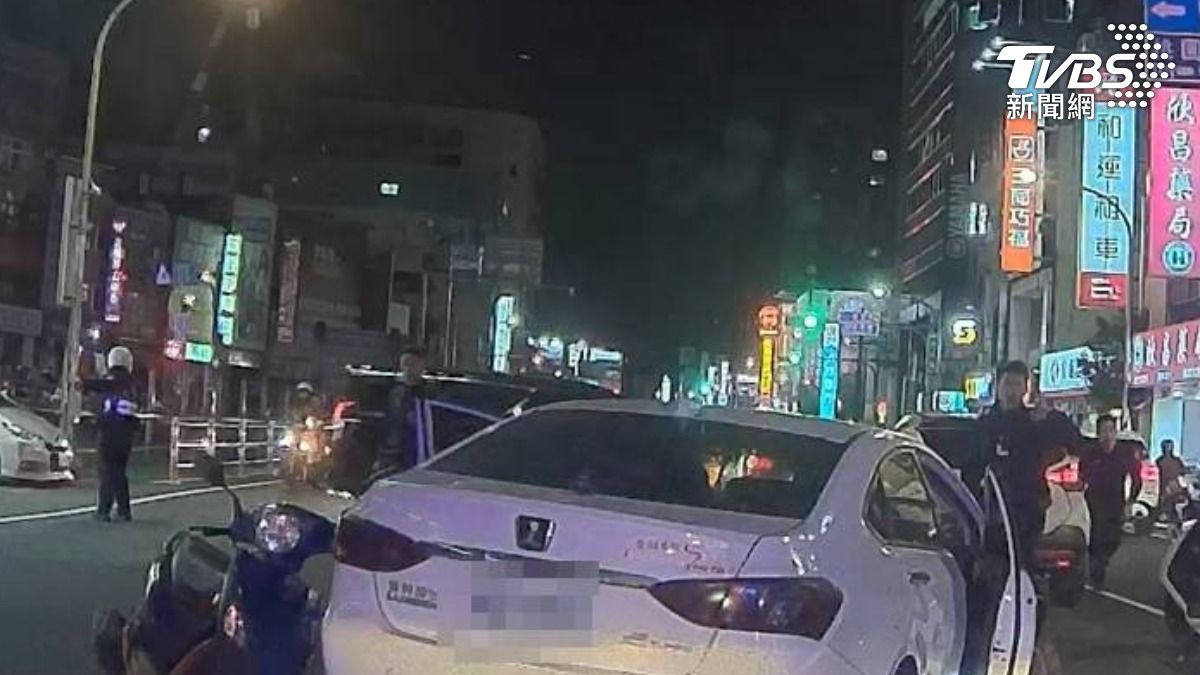 「失聯移工」拒檢逆向狂飆，撞倒2機車棄車逃。（圖／TVBS）