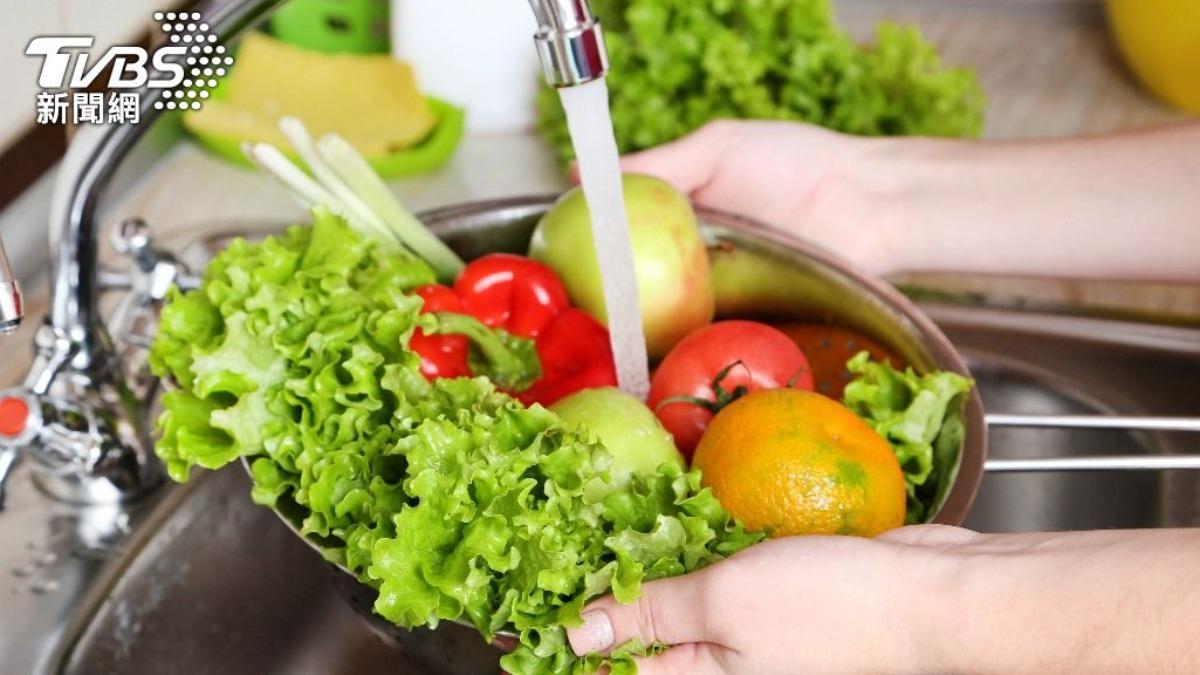 過年避免暴食方法:聚餐前補充蔬果。(示意圖/shutterstock達志影像)
