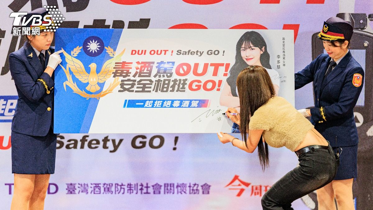 李多慧化身新北市警局交通安全宣導女神。(圖/TVBS)