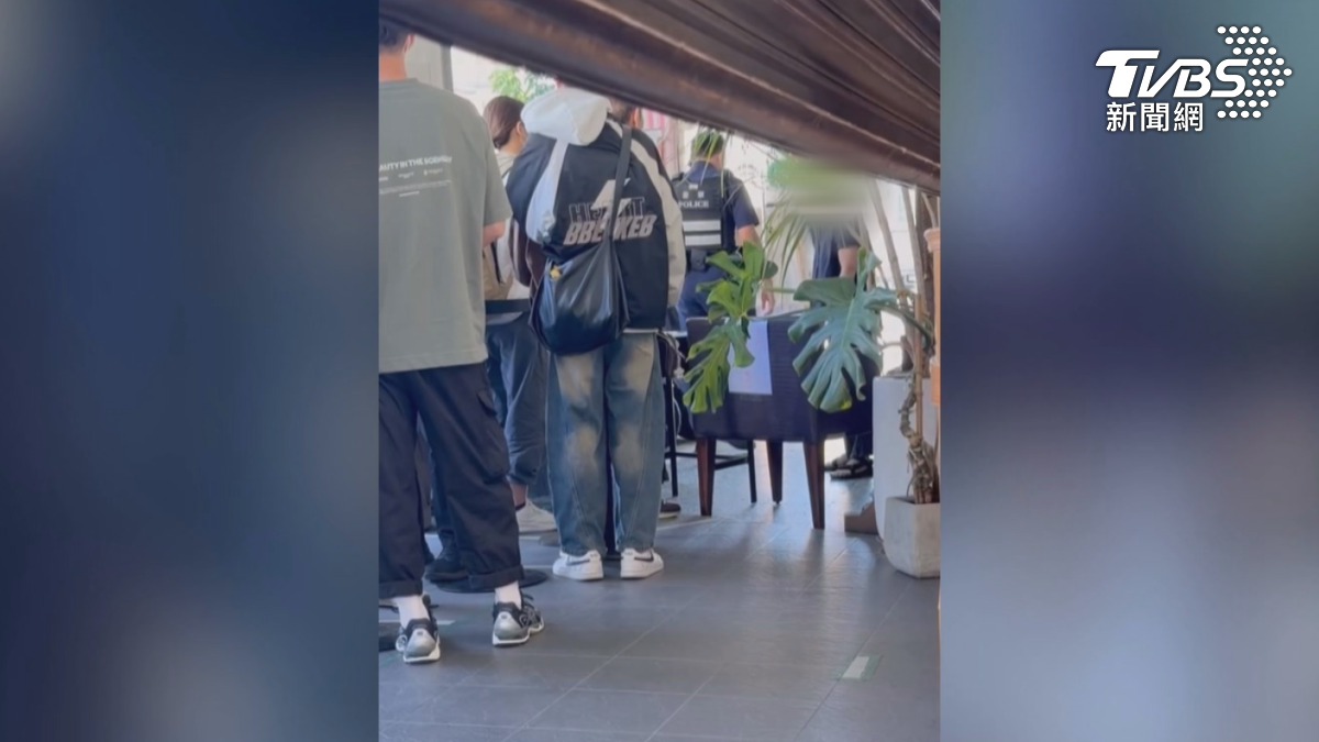 台南一間店面騎樓,被店家用家具堵住側邊通道,原來是隔壁茶行從店門口排到了她們騎樓,長久下來,終於讓鄰居情緒爆發(圖/民眾提供)