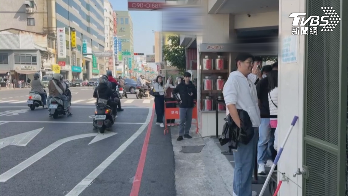 經過協調,隔壁店家空出通道,供路人通行,而排隊民眾則是盡量跳過騎樓,往後排隊(圖/TVBS)