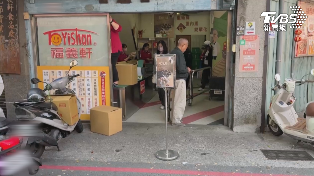嘉義的知名蛋捲店,排隊人潮曾把整個路口堵死,後來業者改用二維碼排隊,才終於一勞永逸(圖/TVBS)
