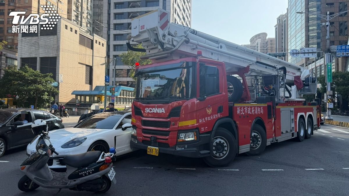 新北6千萬消防雲梯車擦撞保時捷超跑　路人驚呼：好貴的車禍