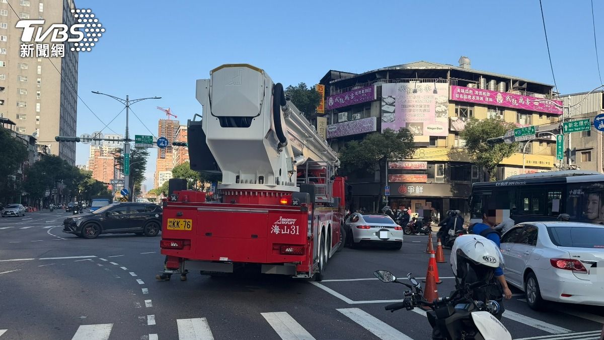 消防雲梯車與保時捷超跑擦撞。(圖/TVBS)
