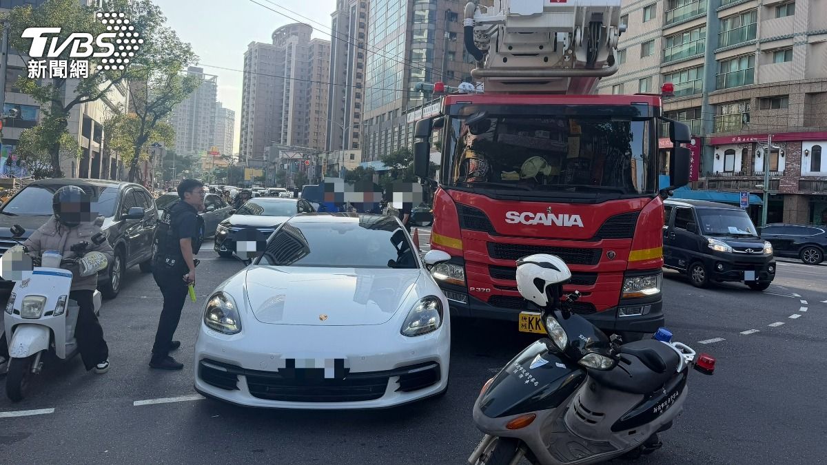 消防雲梯車與保時捷超跑擦撞。(圖/TVBS)