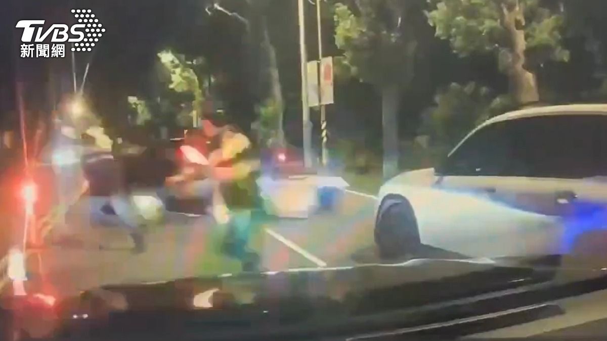 2名員警臨檢時險遭轎車衝撞，立即跳開驚險閃過。（圖／TVBS）