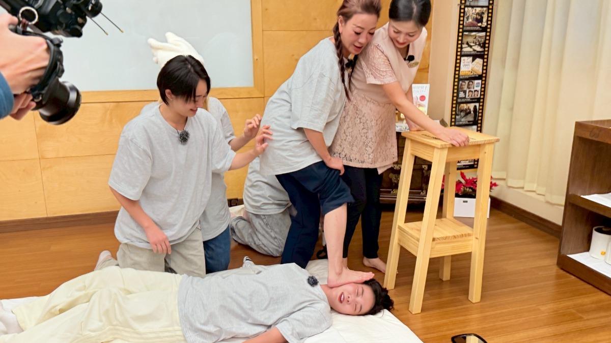 籃籃體驗踩臉按摩,楊繡惠技癢搶著上場。(圖/民視提供)