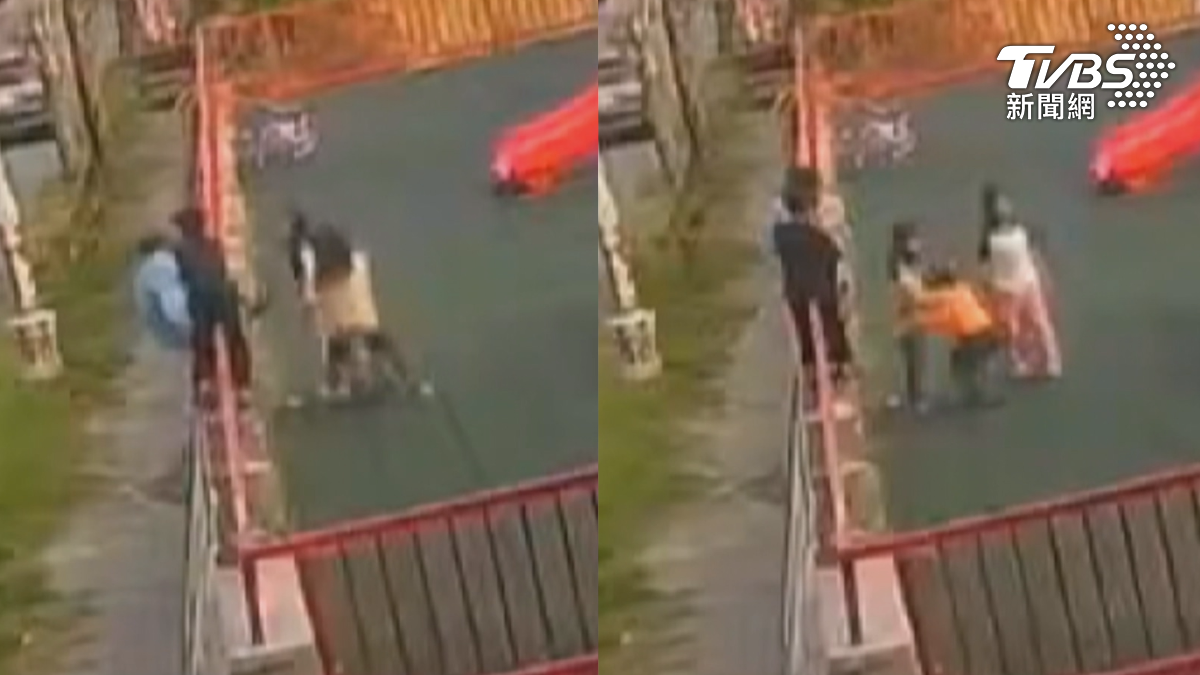 再找店家求助之前,女童在公園彈珠卡住喉嚨,其他小朋友先抱住壓肚子,然後一直拍背都無法吐出彈珠(圖/TVBS)