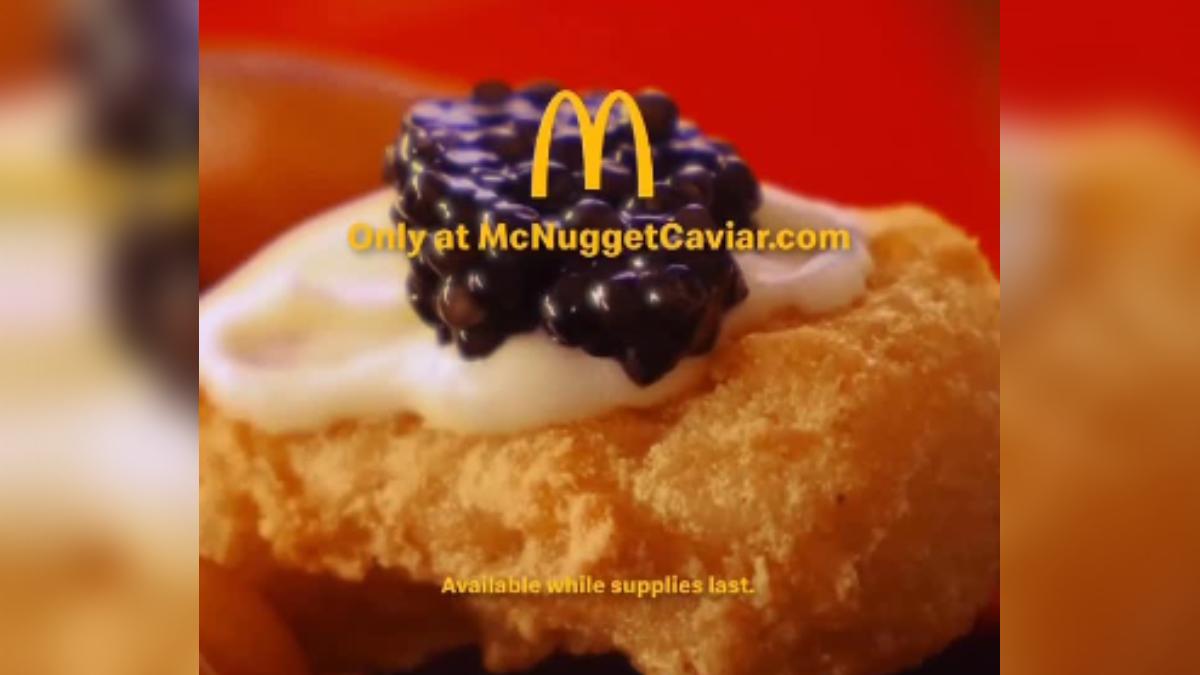 美國麥當勞推出情人節限定組合「雞塊配上魚子醬」。(圖/翻攝自IG@mcdonalds)