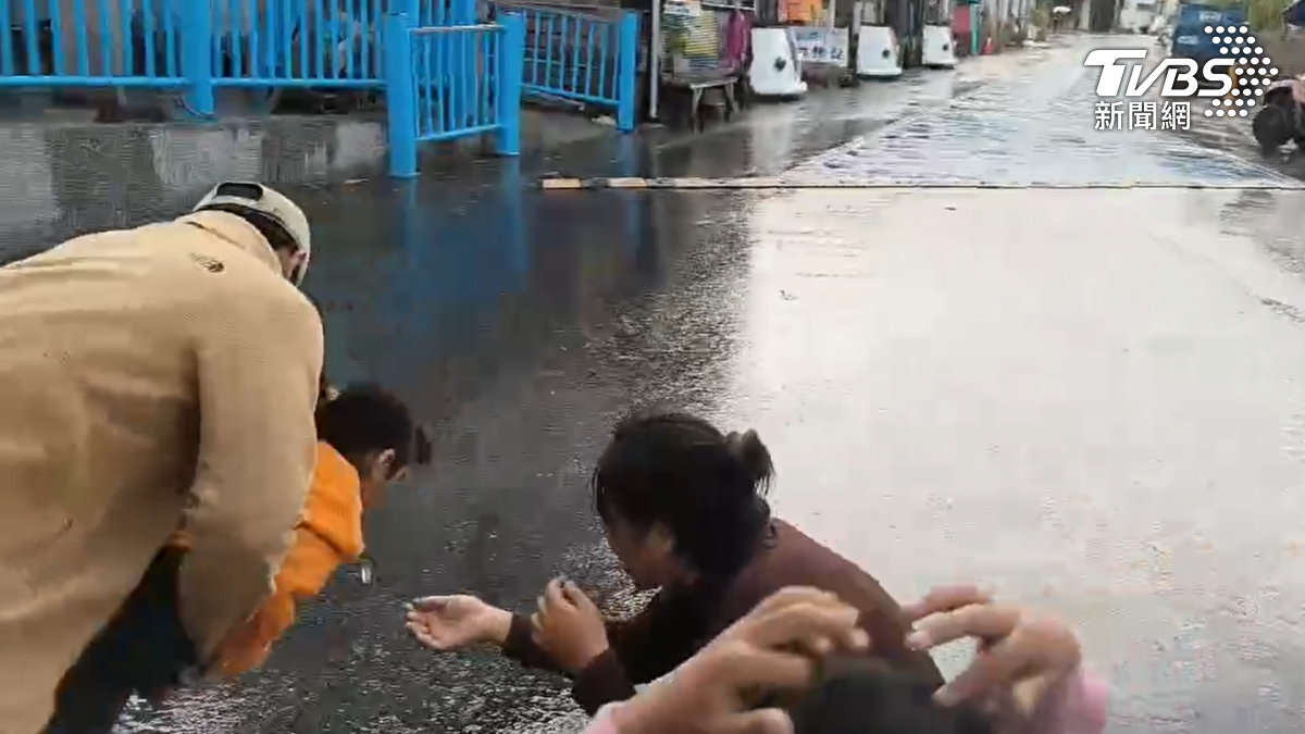 當時附近民宿老闆聽見呼喊,就衝上前,就開始救援,不到一分鐘就把彈珠壓吐出來(圖/TVBS)