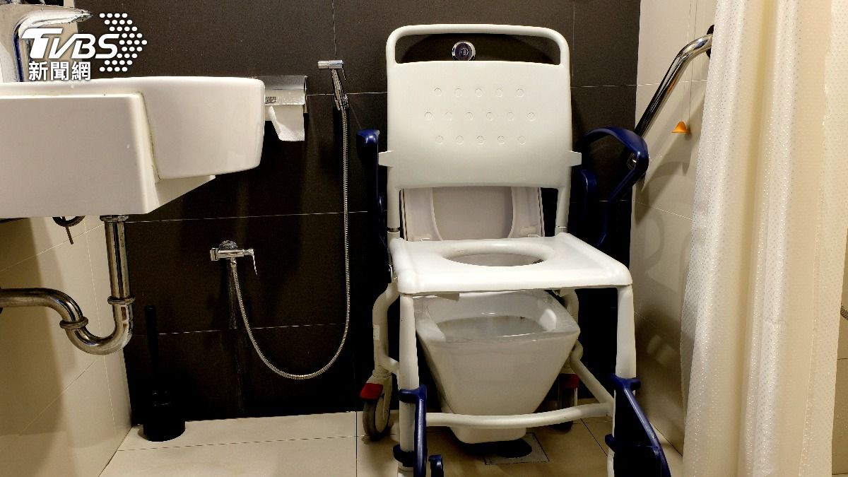 8旬翁「坐著上廁所」缺氧猝死！　醫示警3大奪命關鍵