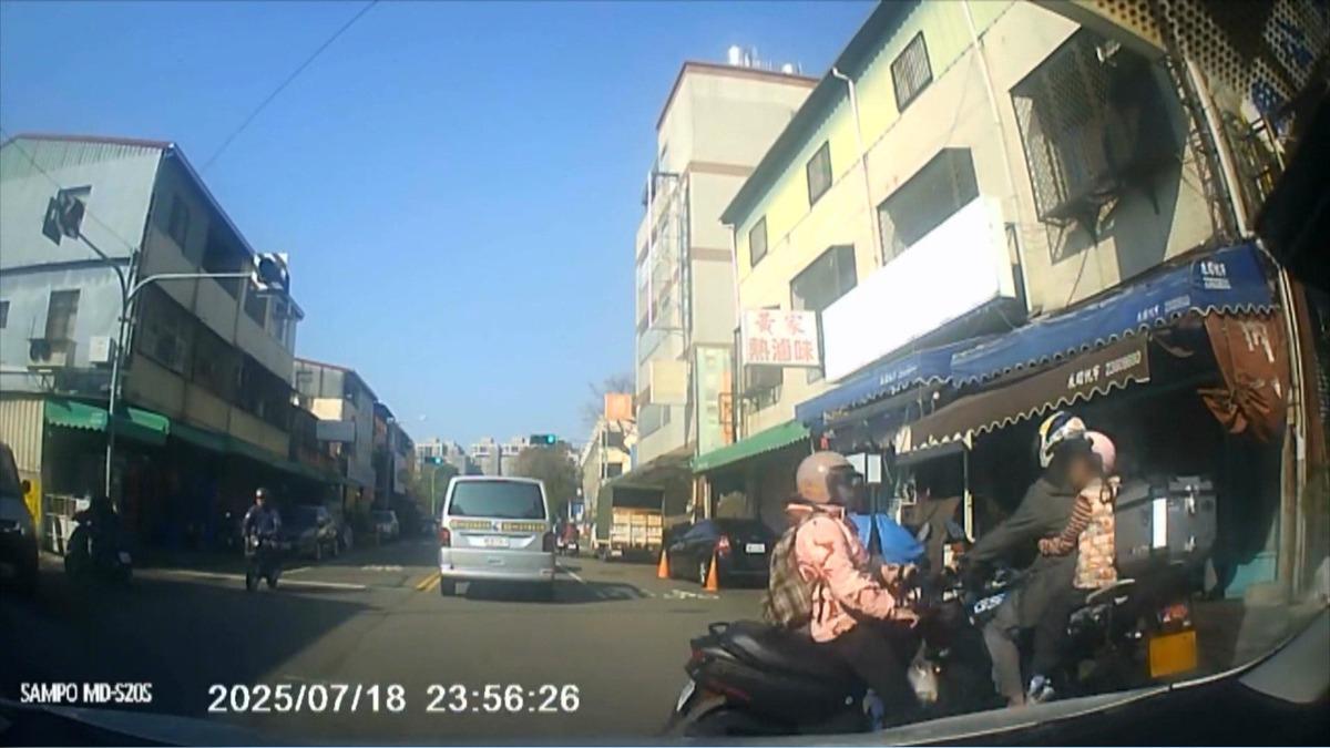 汽車路口減速避「高速騎士」後方機車沒閃撞了。(圖／Threads meng_1998_)