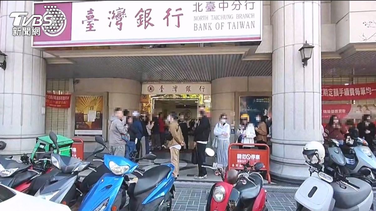 收集五色鈔 春節前台銀換新鈔大排長龍