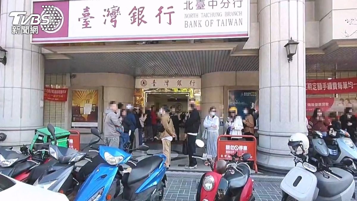 收集五色鈔 春節前台銀換新鈔大排長龍
