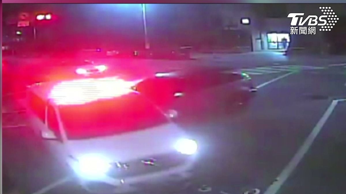 民間救護車鳴笛閃燈闖紅燈路口 與轎車碰撞