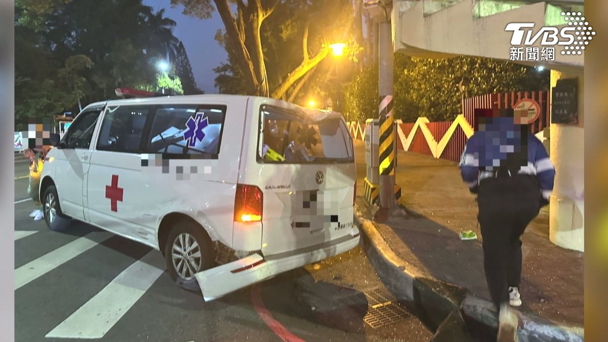 民間救護車鳴笛閃燈闖紅燈路口 與轎車碰撞