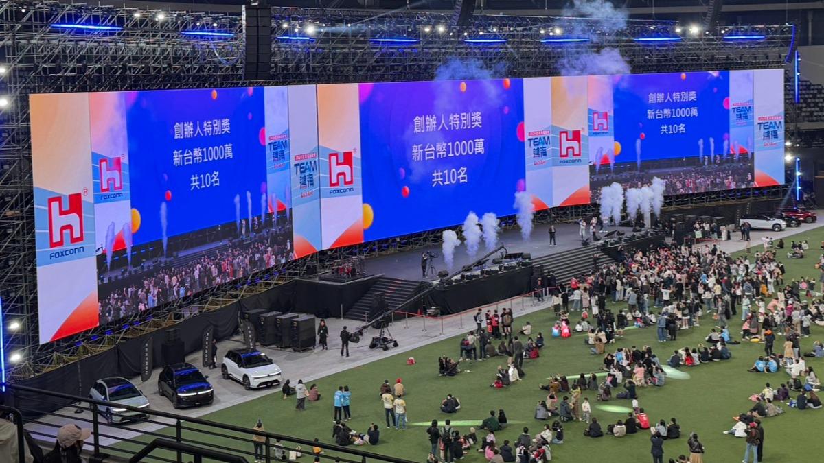 鴻海尾牙大巨蛋登場!郭台銘加碼3億 10名員工「抱走千萬」