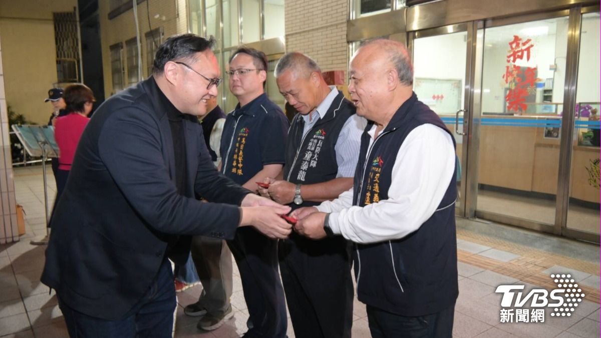 台中市副市長鄭照新,則前往海線大肚、烏日、龍井的烏日分局。(圖/TVBS)