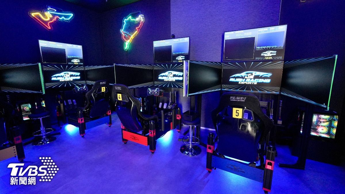 SIMULATOR EXPERIENCE賽車模擬區。(圖/區國強攝)