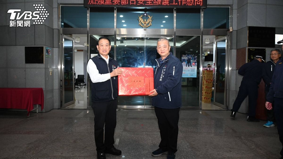 台中市副秘書長張大春，率市府團隊前往慰問第六分局。（圖／TVBS）