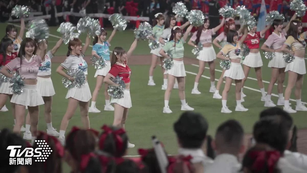 味全龍啦啦隊為鴻海運動嘉年華帶來開場舞。（圖／TVBS）