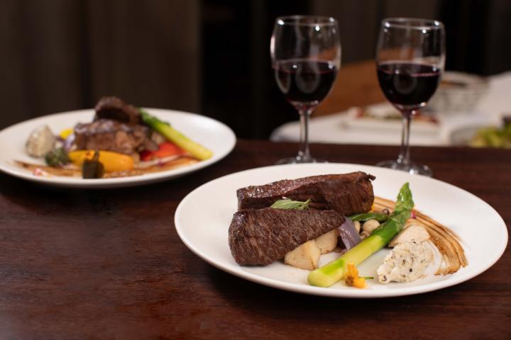 昇恆昌免稅商店旗下的「Bistro:D 畢卓樂地餐廳」提供無國界料理、調酒。(圖/桃園國際機場官網)