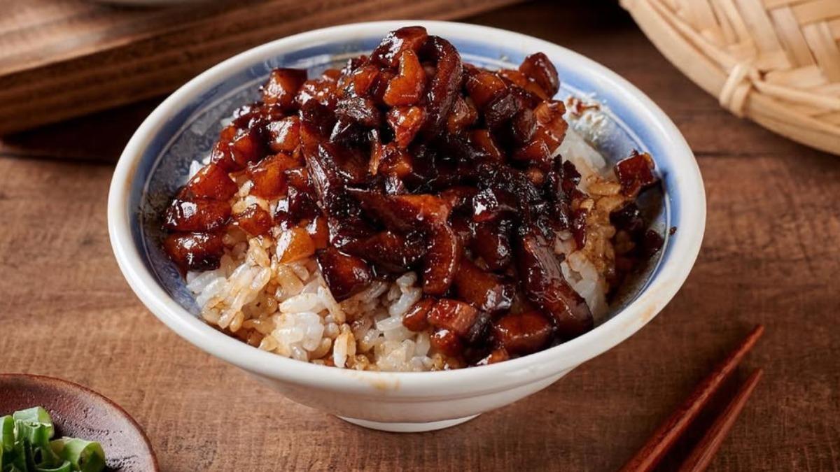招牌「香菇滷肉飯」,因為用滷汁慢煮入味,色澤黑亮,所以有「黑金滷肉飯」之稱。(圖/翻攝自IG@wangs_broth)